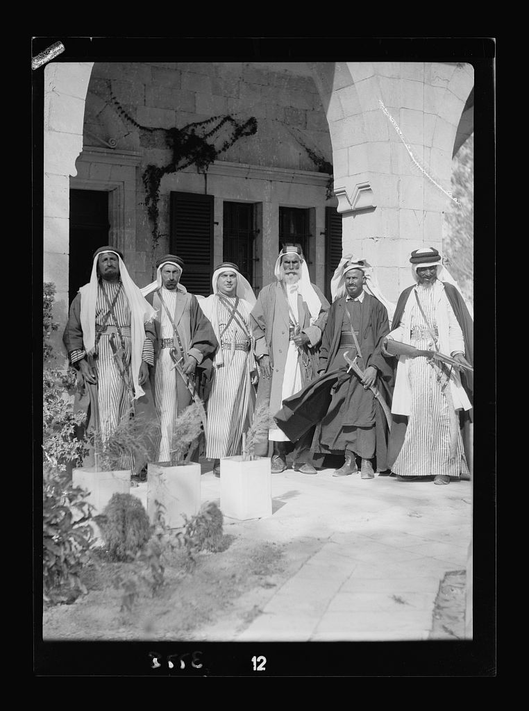 המושל ומועצת העיר באר שבע, שנות ה-20 - בכניסה למה שהיום מוזיאון הנגב